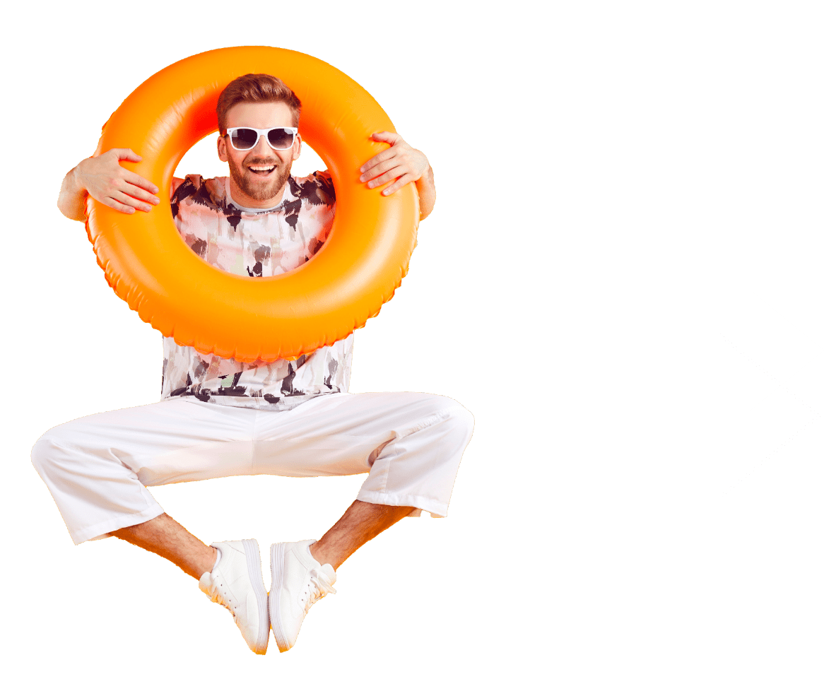 Ragazzo che salta con un salvagente gonfiabile arancione attorno al collo