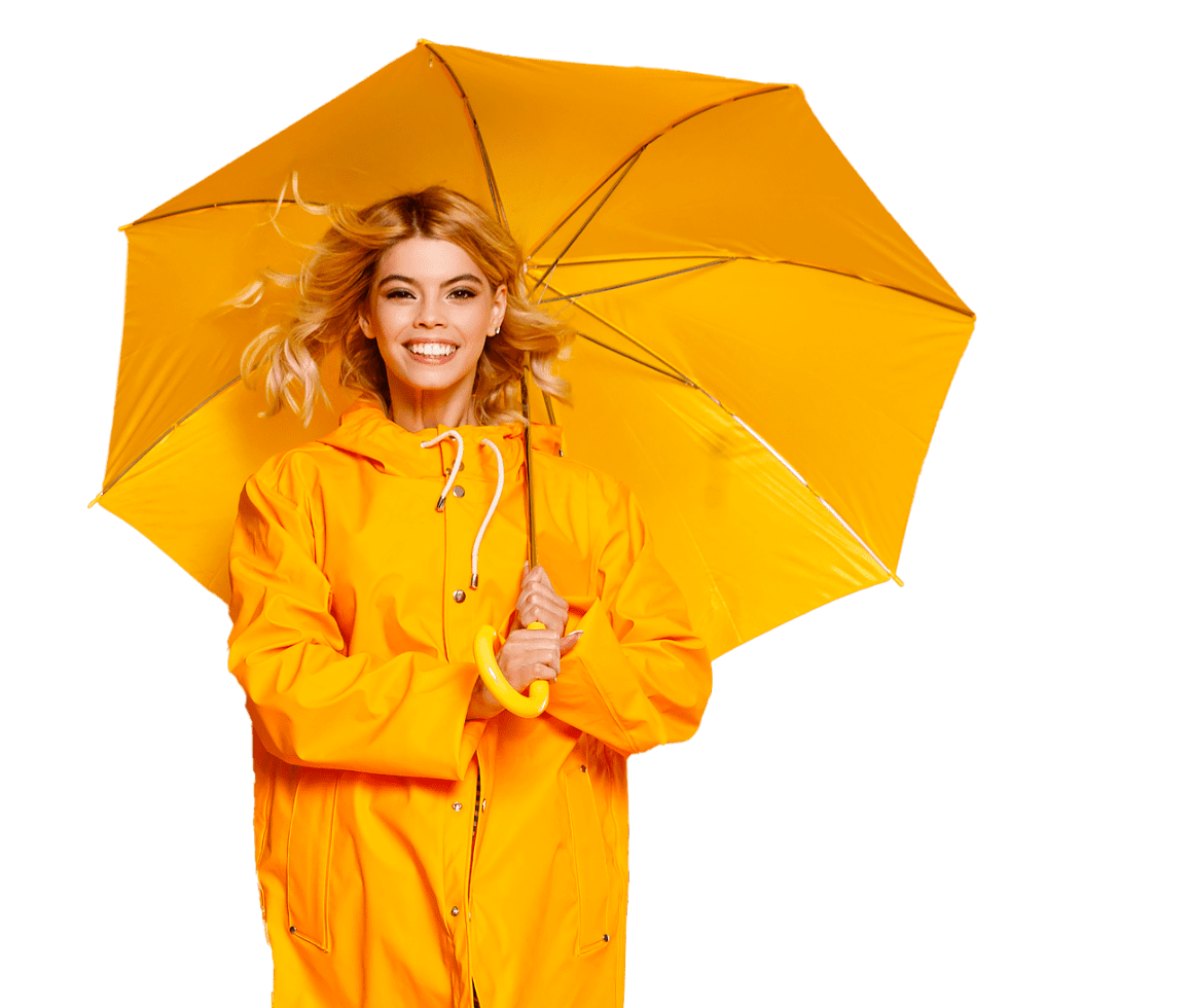 Donna che sorride con impermeabile e ombrello giallo